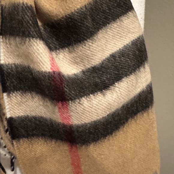 Burberry 🎉host pickx2🎉NWT Authentic Signature Check Cashmere Scarf - Picture 7 of 10